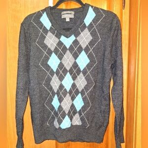 Merona 100% Merino Wool men's Argyle v-neck sweater in a size large.